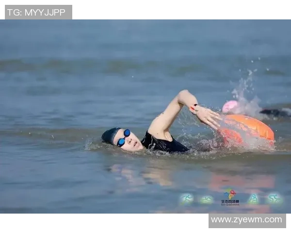 蓝色头发的足球明星女孩展现独特魅力与运动激情